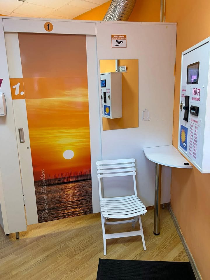 Szoláriumkabin a tatabányai Fő téri szoláriumban